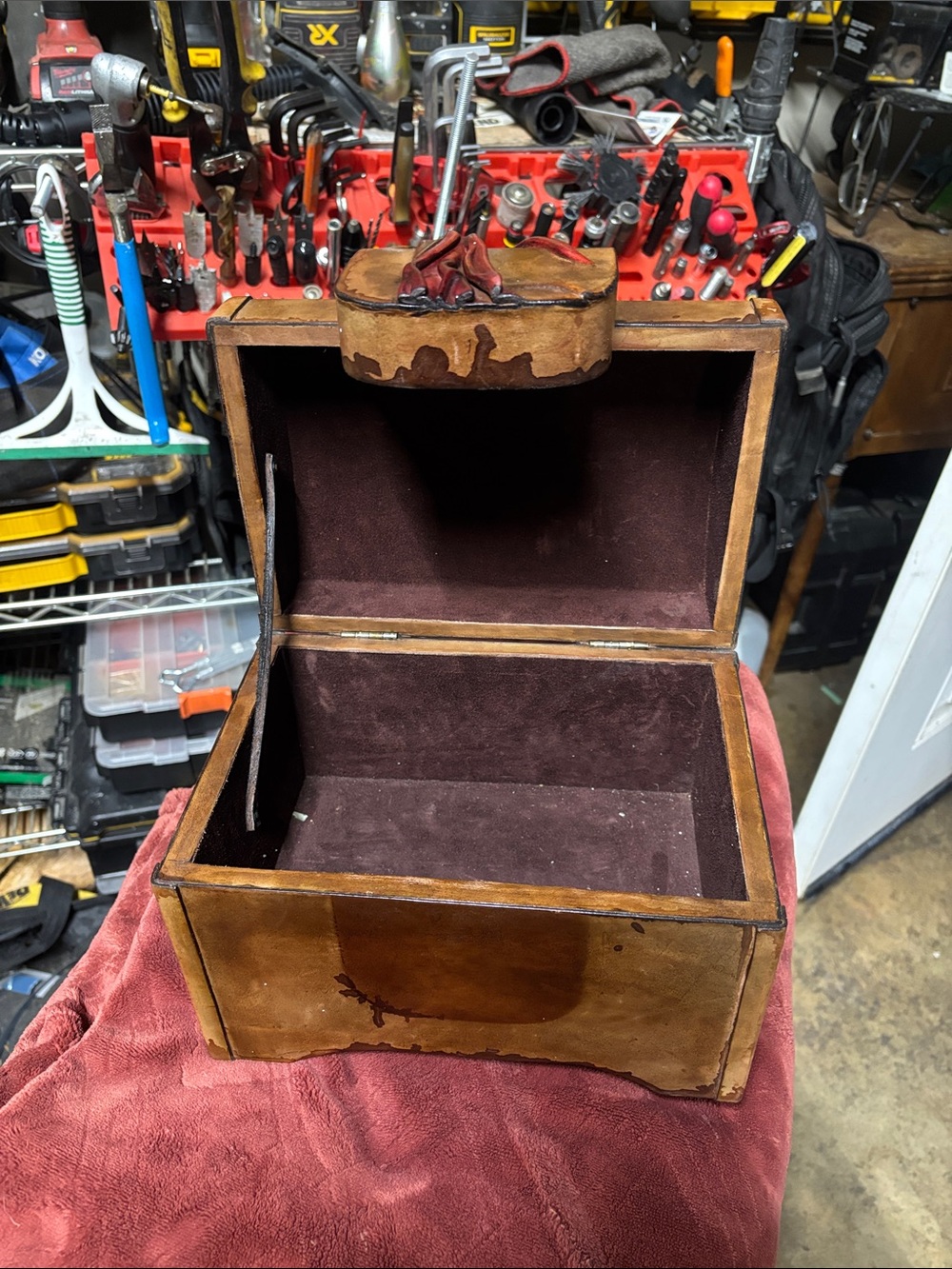 Early 1900’s leather chest/jewelry box. - Picture 2 of 6